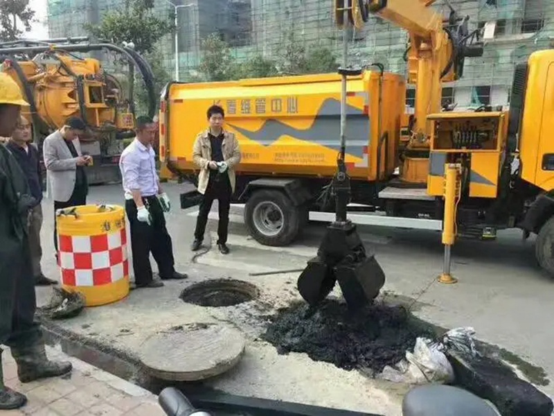 桥西街道：网格员化身“清道夫”，为民解忧疏通“堵心”化粪池