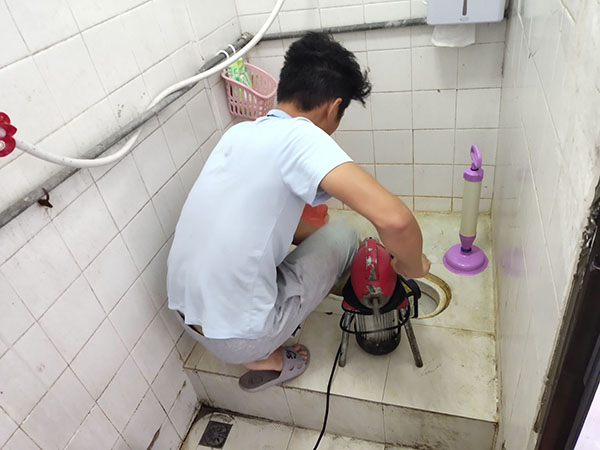 桥西肥皂掉到马桶里把马桶堵住了怎么办？马桶堵住了怎么办