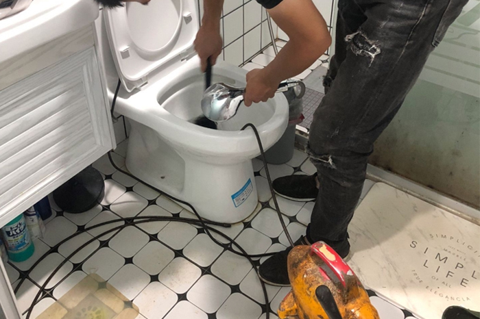 桥西马桶堵塞自己疏通还是找师傅?专业上门服务让你省时更省心
